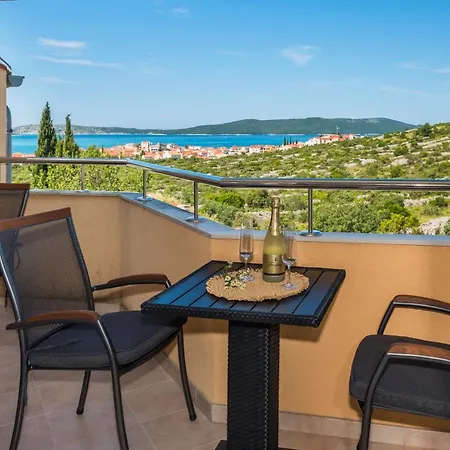 Enzzo * Brodarica (Sibenik-Knin)
