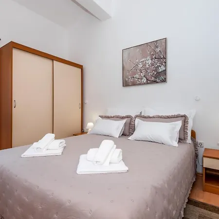 Enzzo Brodarica (Sibenik-Knin)