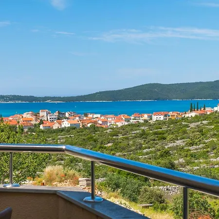 Enzzo * Brodarica (Sibenik-Knin)